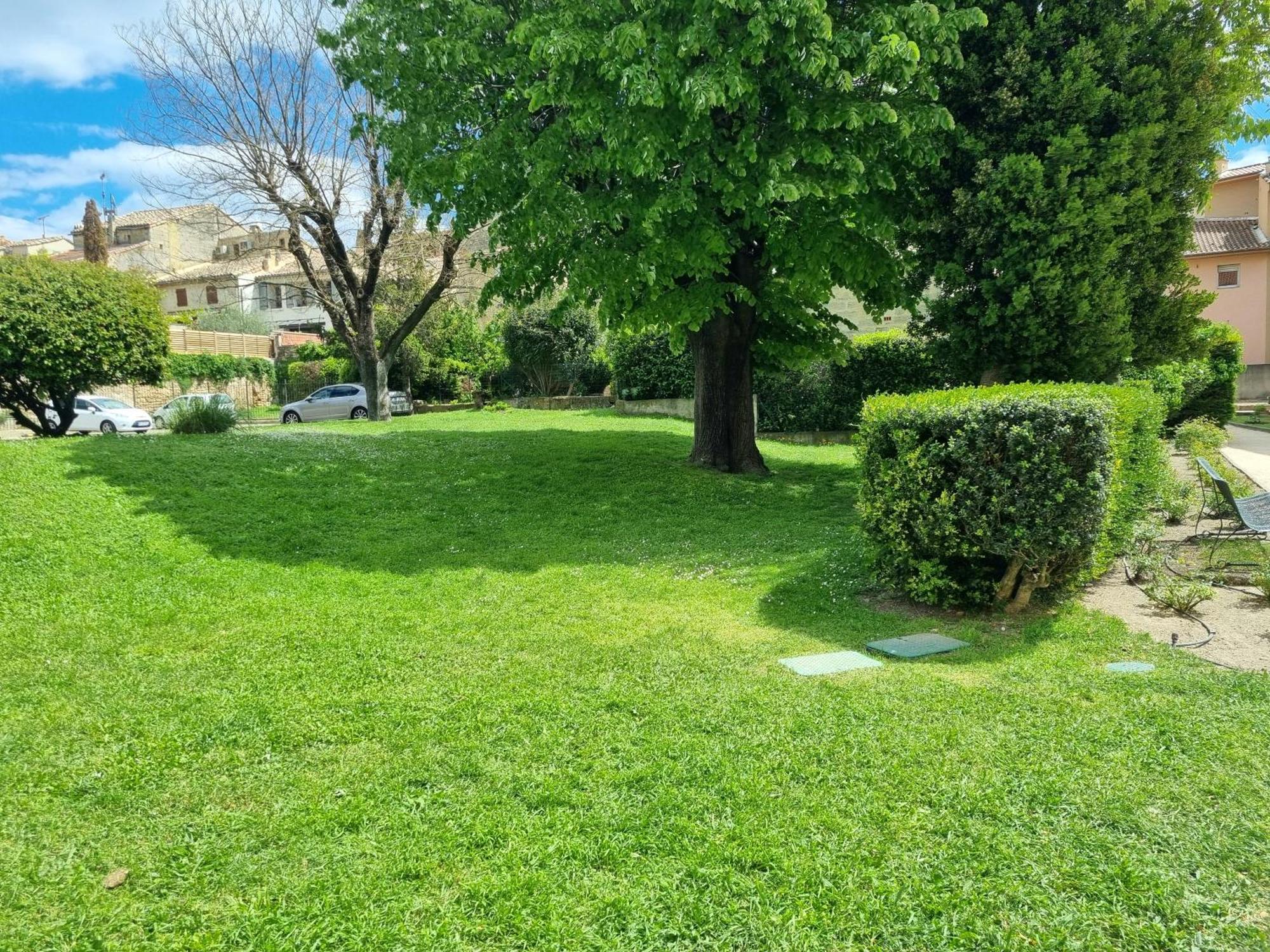 Spacieux T2, Emplacement Ideal Et Parking Prive Uzès Buitenkant foto