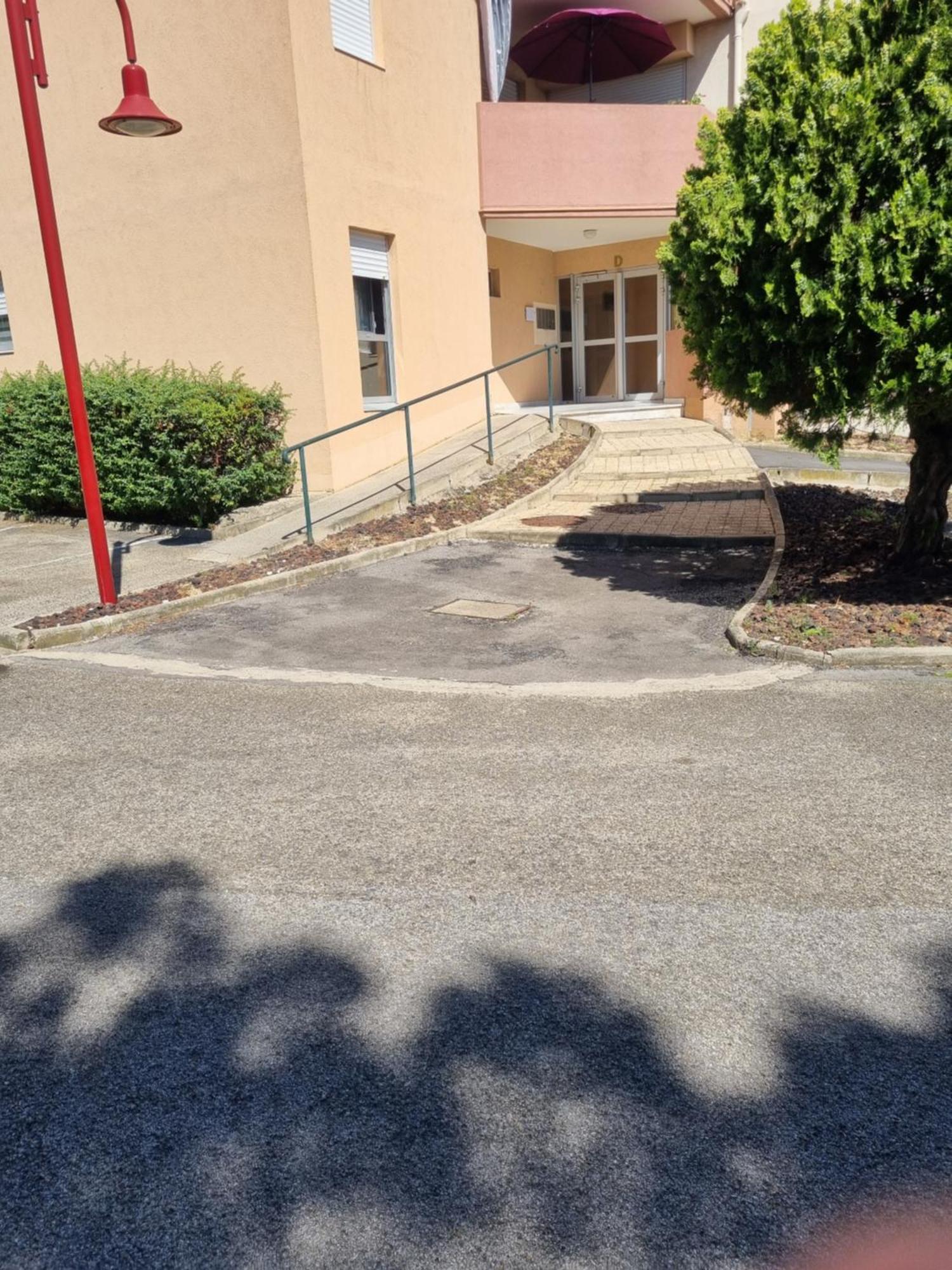 Spacieux T2, Emplacement Ideal Et Parking Prive Uzès Buitenkant foto