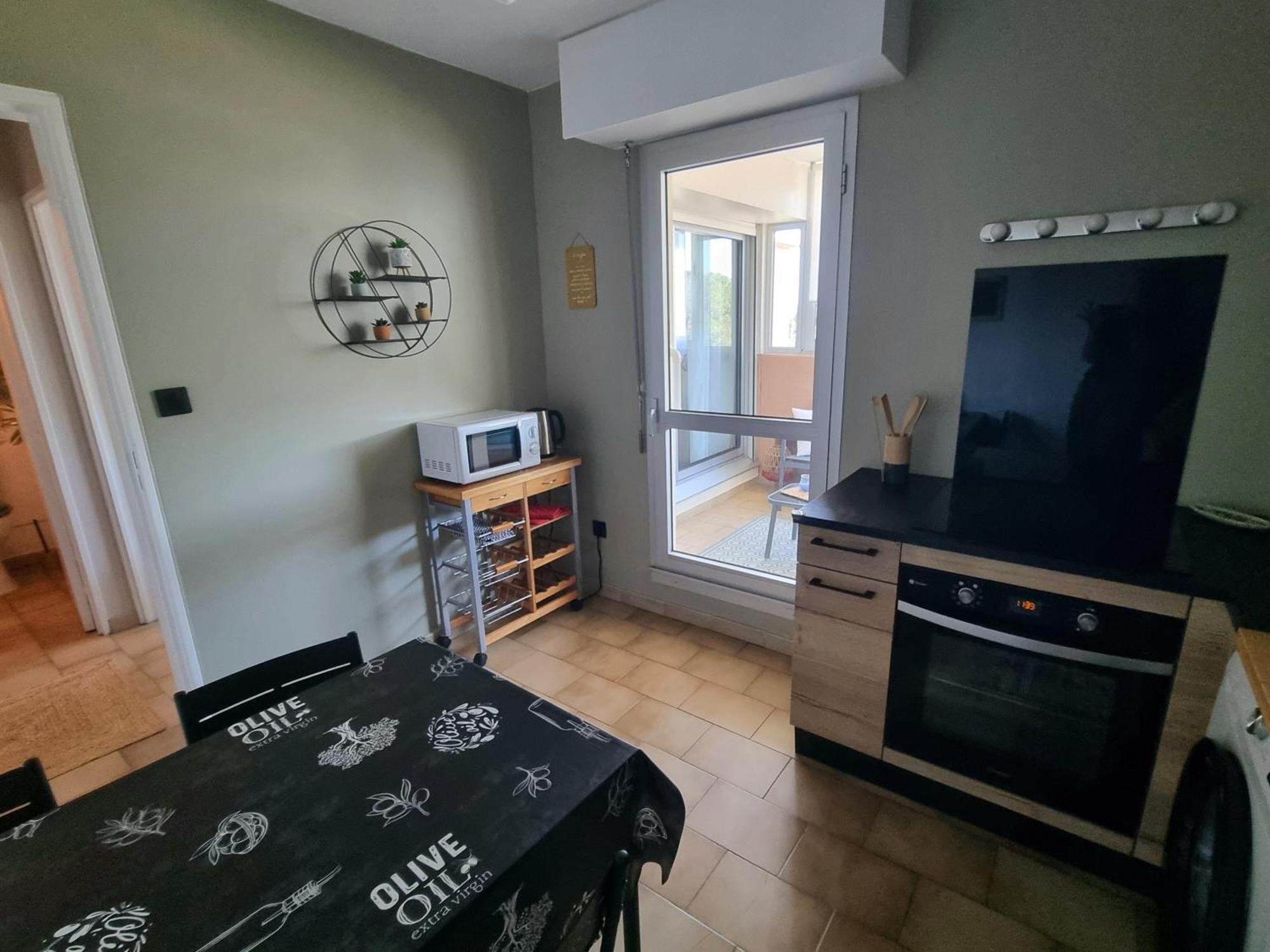 Spacieux T2, Emplacement Ideal Et Parking Prive Uzès Buitenkant foto